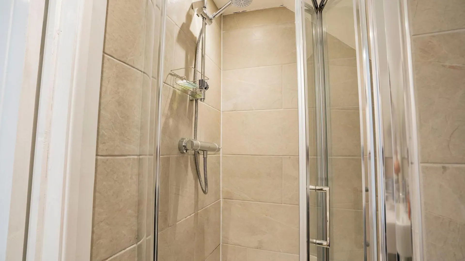 Ideal Uxbridge Hub, 3 Bed Flat Next To The Station 0*,