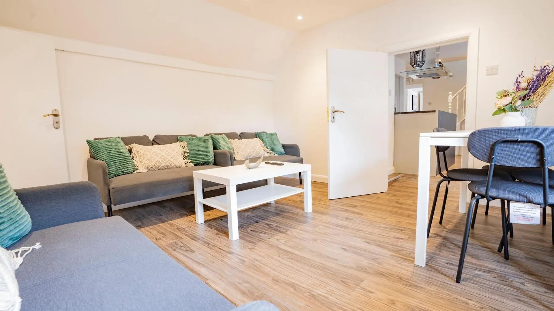 Ideal Uxbridge Hub, 3 Bed Flat Next To The Station Apartment