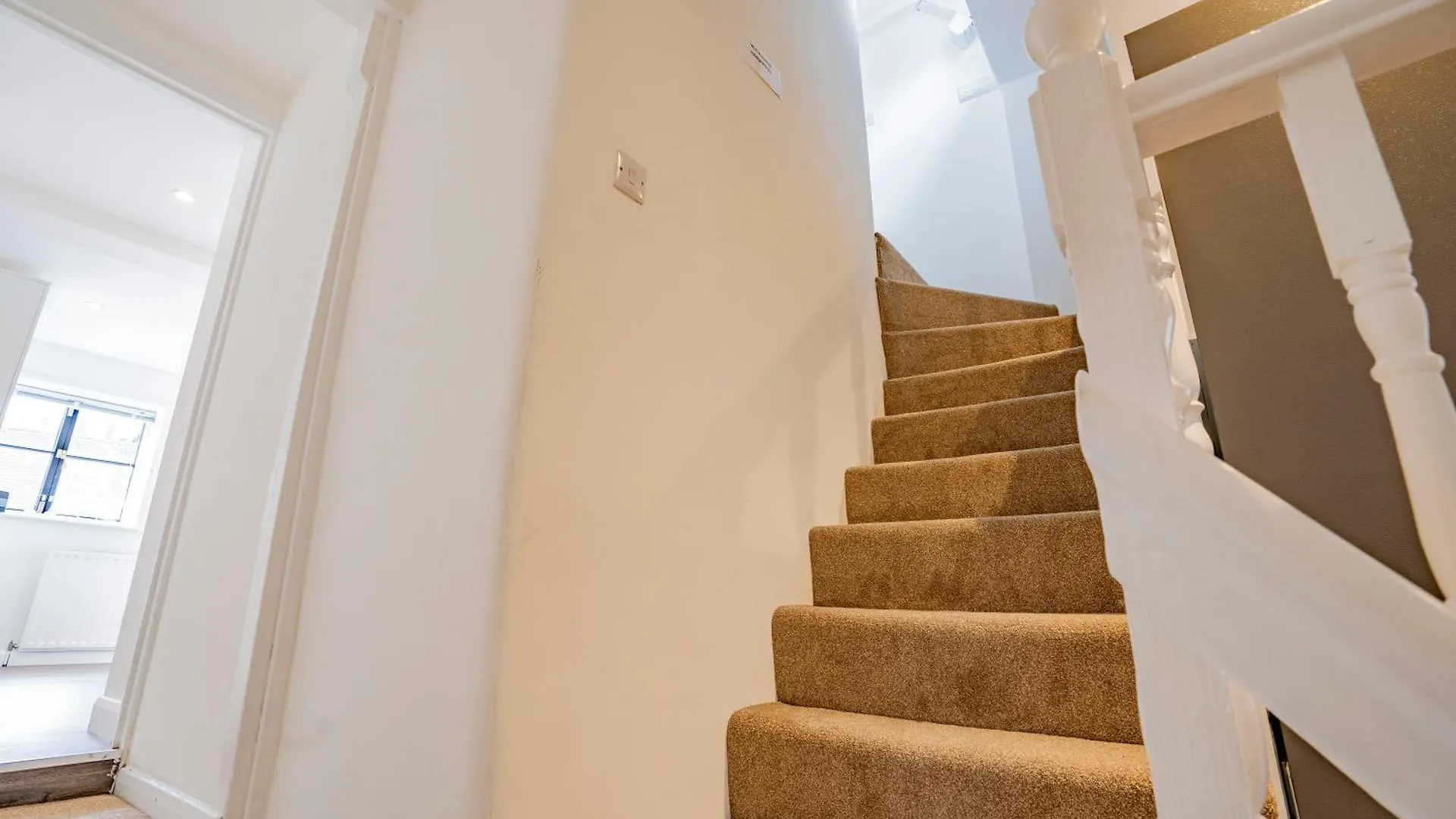 Ideal Uxbridge Hub, 3 Bed Flat Next To The Station