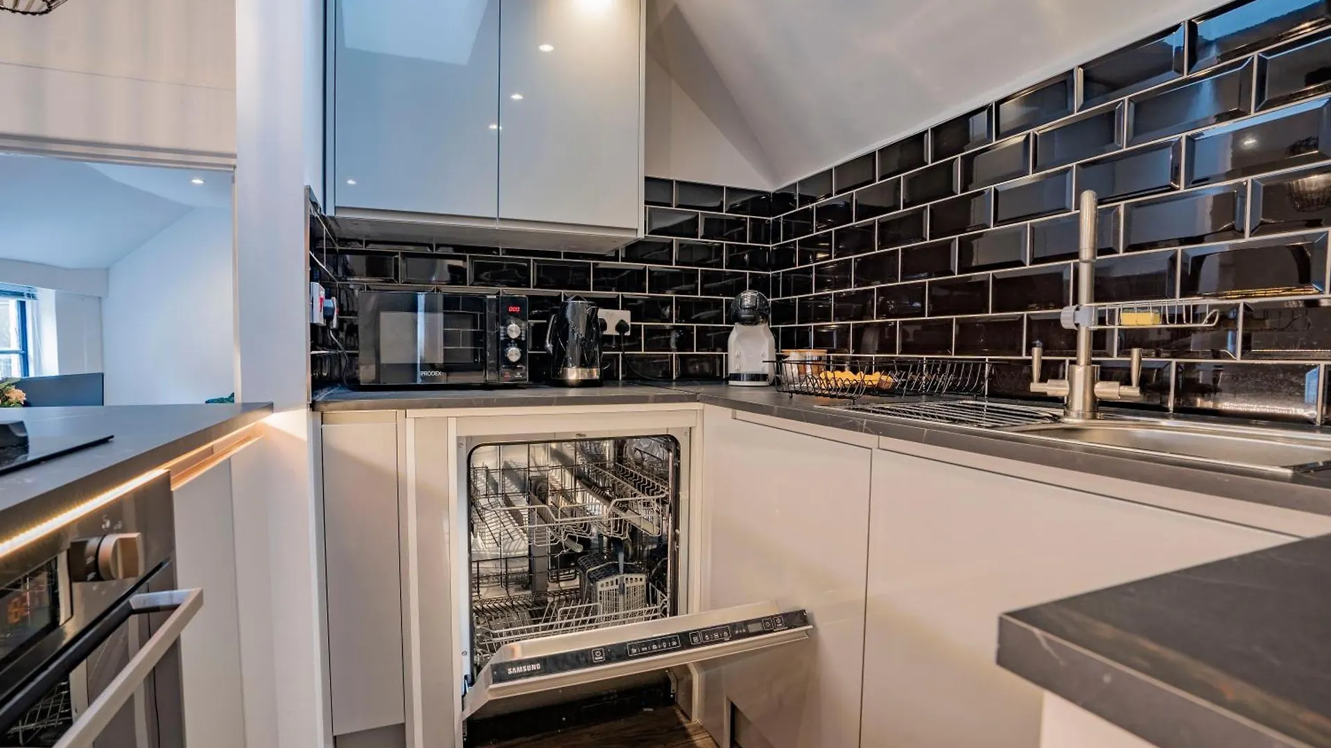 Ideal Uxbridge Hub, 3 Bed Flat Next To The Station 0*,