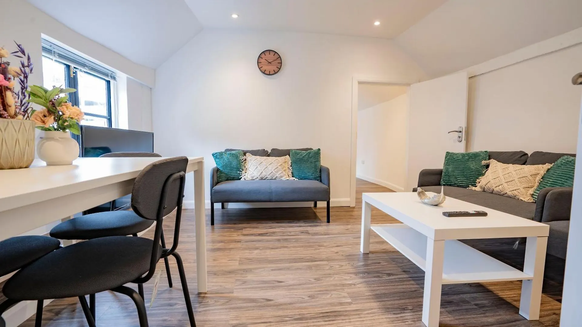 Ideal Uxbridge Hub, 3 Bed Flat Next To The Station contacts