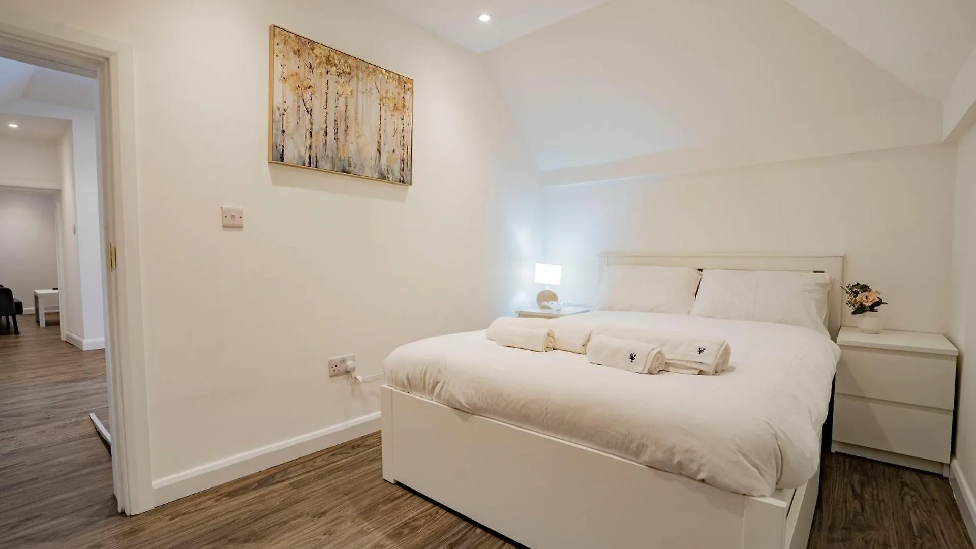 Ideal Uxbridge Hub, 3 Bed Flat Next To The Station