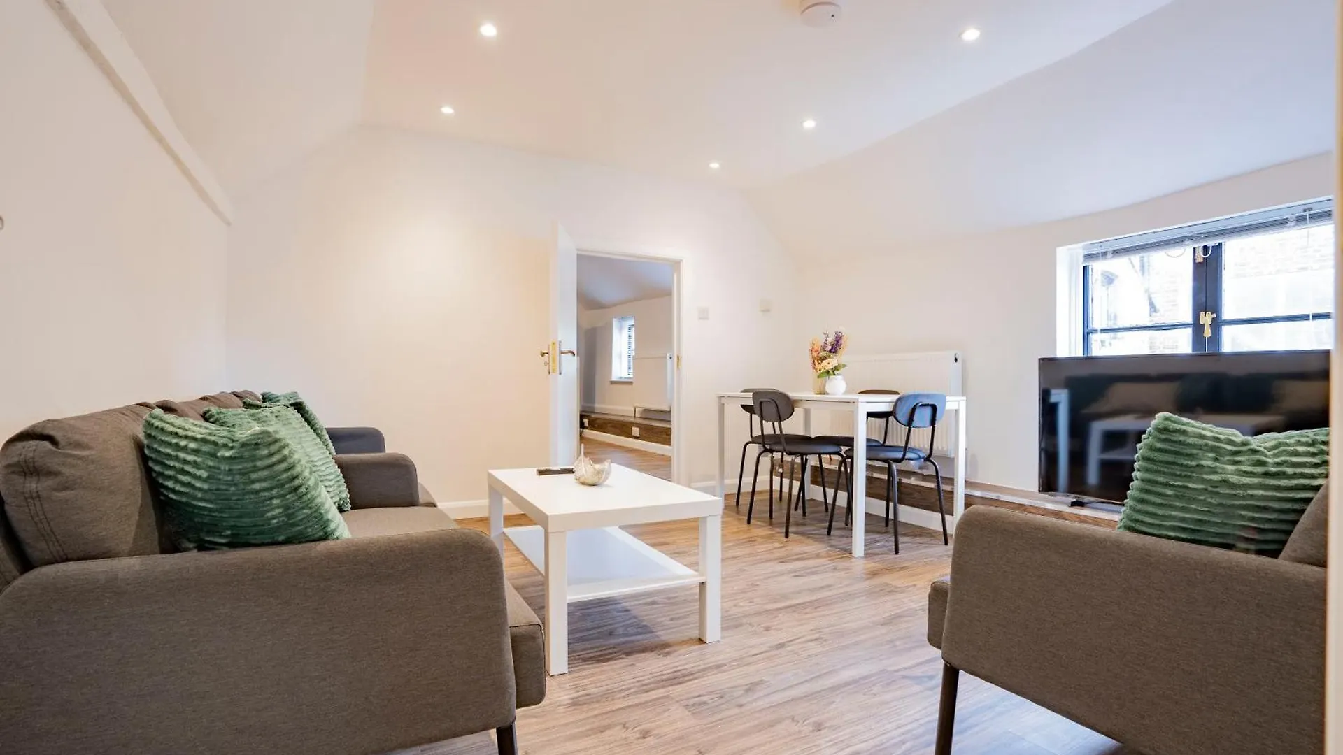 Ideal Uxbridge Hub, 3 Bed Flat Next To The Station
