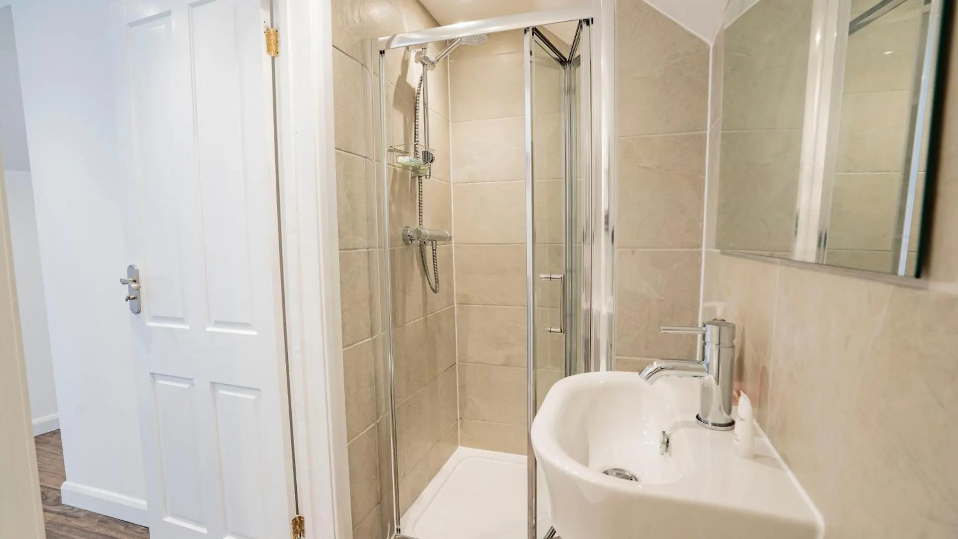 Ideal Uxbridge Hub, 3 Bed Flat Next To The Station Apartment