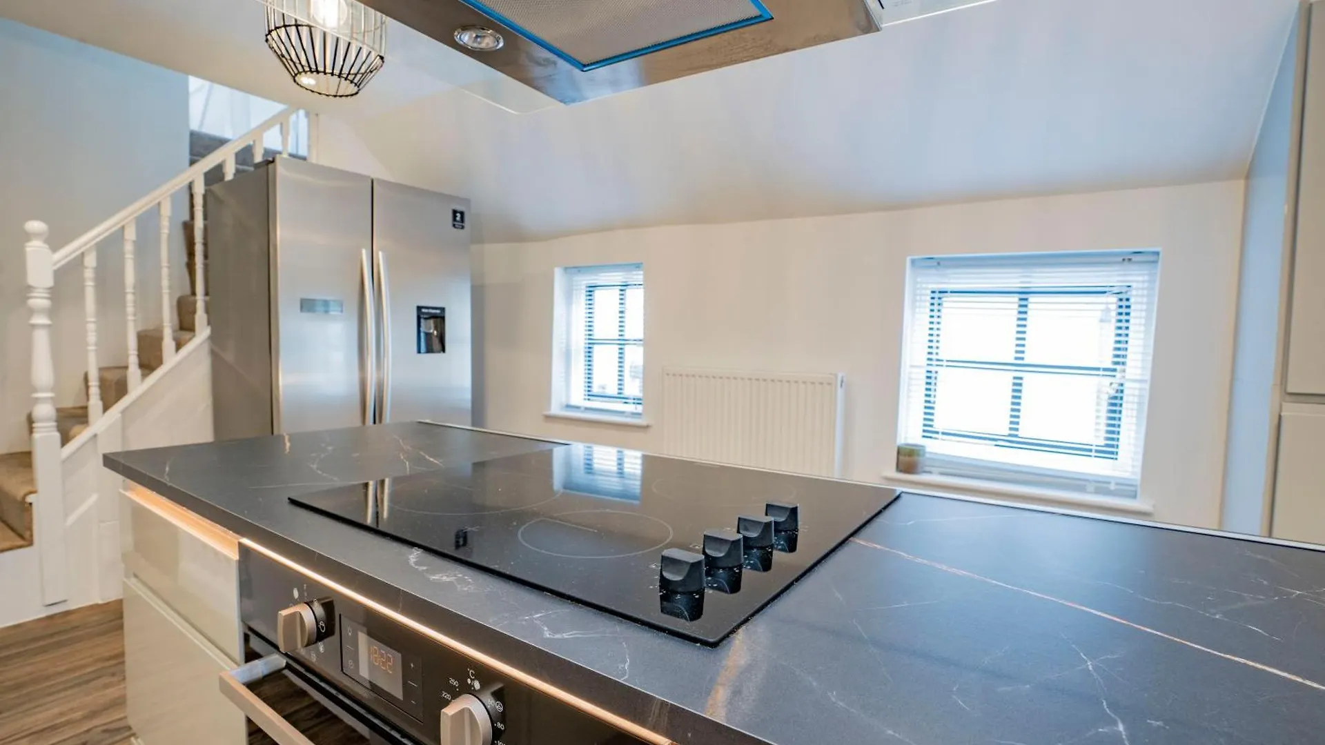 Ideal Uxbridge Hub, 3 Bed Flat Next To The Station